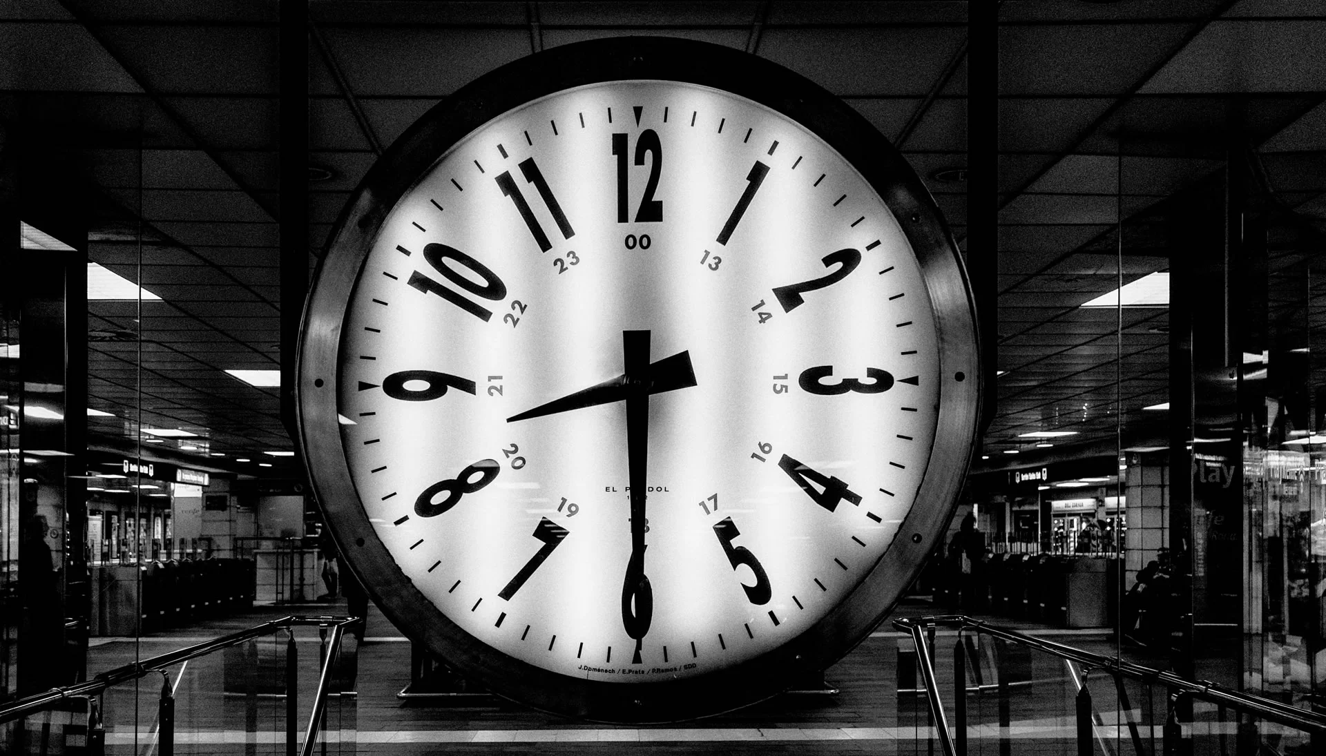 Round Analog Clock at 8:30